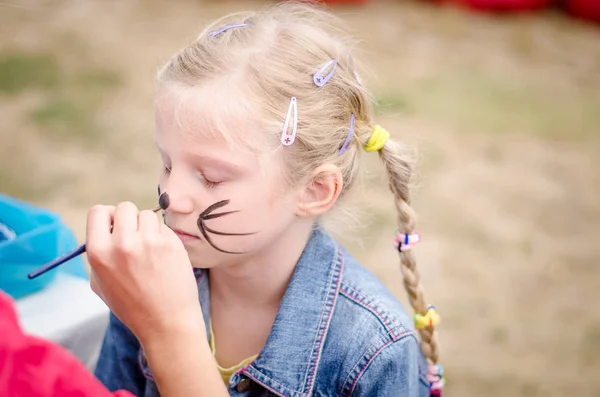 フェイスペインティングをしているかわいい金髪少女の肖像画 — ストック写真