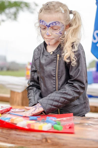 Adorável Menina Loira Brincando Com Massa Jogo Criação Figura Mesa — Fotografia de Stock