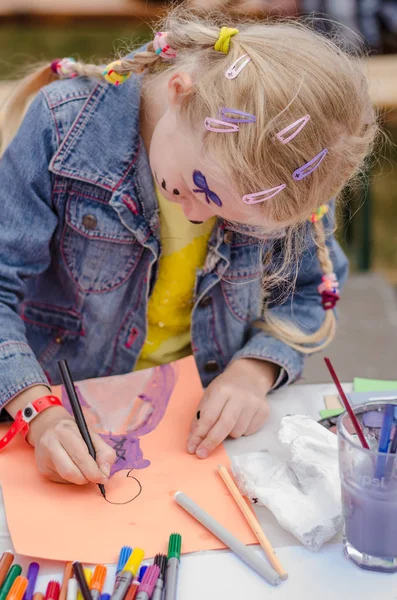 Criança Pintura Com Lápis Mesa — Fotografia de Stock