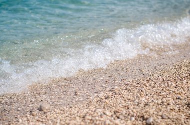 Kayalık kıyısında dalgalar deniz