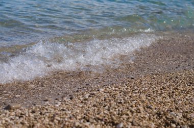 Kayalık kıyısında dalgalar deniz