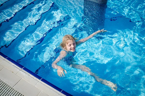 Linda Menina Loira Nadando Piscina — Fotografia de Stock