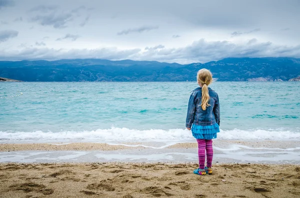 Lite Härlig Tjej Med Långa Blonda Hår Stående Stranden Ensam — Stockfoto