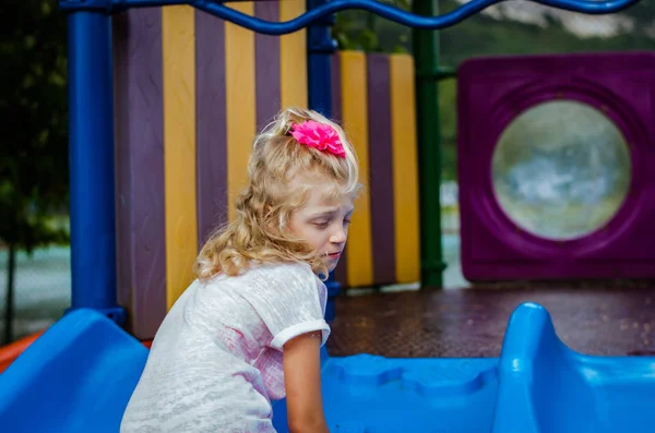 Niedliche Kleine Blonde Mädchen Spaß Auf Dem Spielplatz — Stockfoto