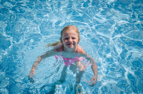 Schattig Klein Blond Meisje Plezier Zwemmen Zwembad — Stockfoto