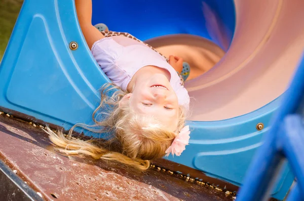 Linda Niña Rubia Divirtiéndose Túnel Diapositivas Parque Infantil — Foto de Stock