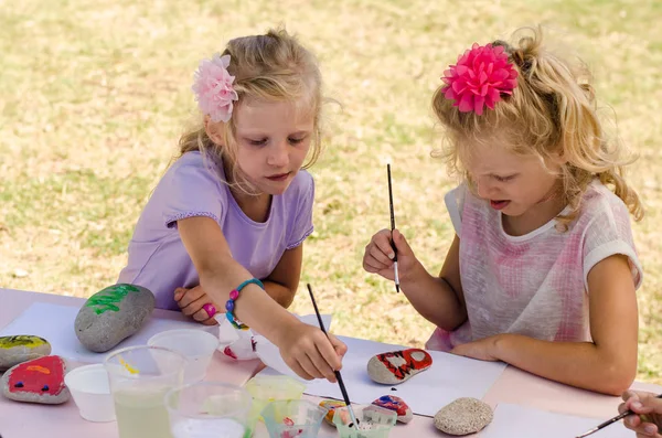 Meninas Loiras Bonitos Divertindo Com Pedras Pintura — Fotografia de Stock