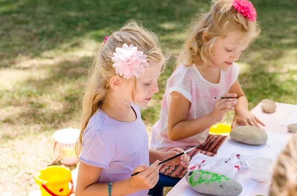 Mignonnes Petites Filles Blondes Amuser Avec Des Pierres Peinture — Photo