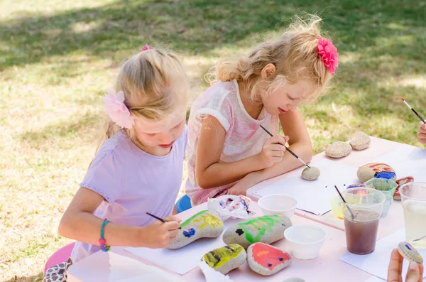 Lindas Niñas Rubias Divirtiéndose Con Piedras Pintura — Foto de Stock