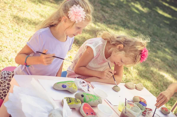 Meninas Loiras Bonitos Divertindo Com Pedras Pintura — Fotografia de Stock