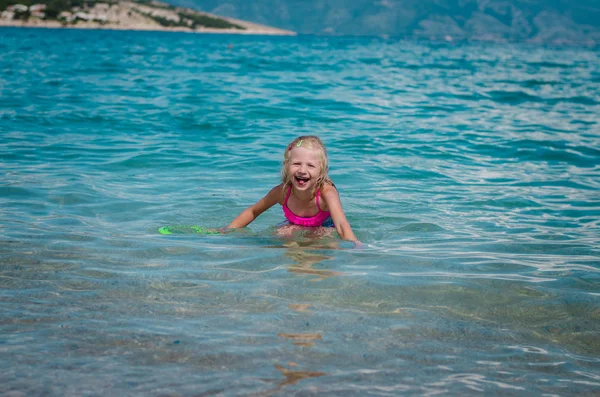 Linda Niña Rubia Nadando Mar Sonriendo — Foto de Stock