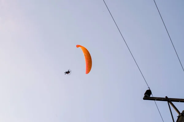 Paraglider Dicht Bij Gevaarlijke Elektriciteitsdraad — Stockfoto
