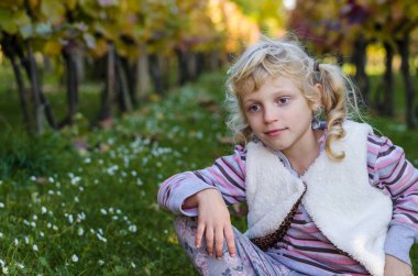 sevimli küçük sarışın kız sonbahar bağ içinde