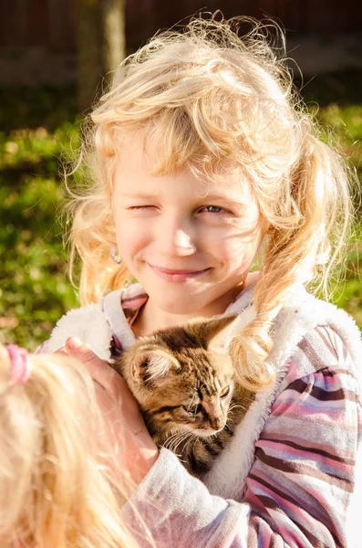 Pequena Criança Adorável Com Animal Estimação Gato Mãos — Fotografia de Stock