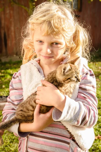 Piccolo Bambino Adorabile Con Gatto Animale Domestico Mano — Foto Stock