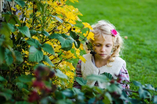 Adorabile Bambina Bionda Nella Natura Verde — Foto Stock