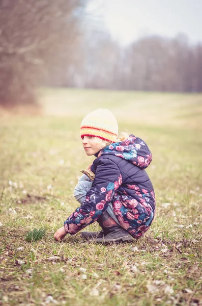 Kleines Kind Draußen Auf Der Frühlingswiese — Stockfoto
