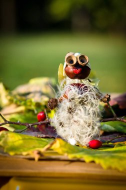 Sonbahar meyve, kestane ve meşe palamutları açık havada poz doğada yapılan şirin komik rakamlar