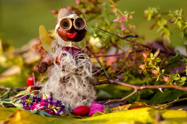 Sonbahar meyve, kestane ve meşe palamutları açık havada poz doğada yapılan şirin komik rakamlar