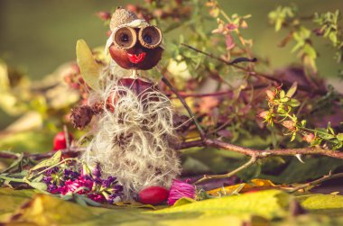 Sonbahar meyve, kestane ve meşe palamutları açık havada poz doğada yapılan şirin komik rakamlar