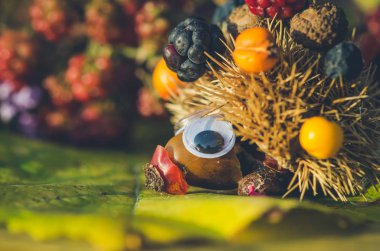 şirin fantezi figürleri ile parlak renkler sonbahar böğürtlen meyve ve kestane yapılmış