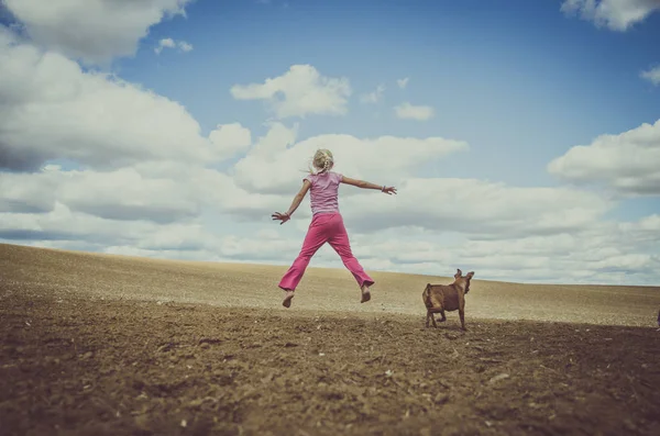 Маленькая Девочка Прыгает Собака Животное Вместе Поле Сельской Местности Живописной — стоковое фото