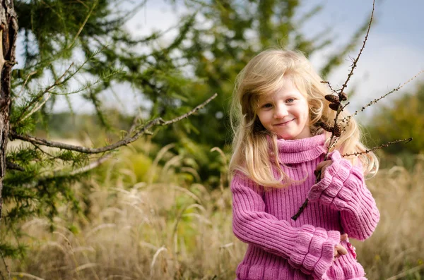 Piccola Bella Ragazza Con Lunghi Capelli Biondi Sorridenti Nella Foresta — Foto Stock