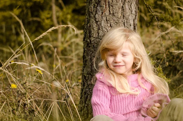 Kleines Hübsches Mädchen Mit Langen Blonden Haaren Lächelt Herbstlichen Wald — Stockfoto