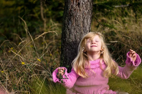 Piccola Bella Ragazza Con Lunghi Capelli Biondi Rilassante Nella Foresta — Foto Stock