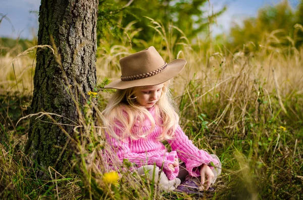 Маленька Мила Дівчинка Довгим Світлим Волоссям Розслабляється Осінньому Лісі — стокове фото