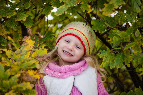秋の森でリラックスしたスカーフで長いブロンドの髪を持つ美しい少女 — ストック写真