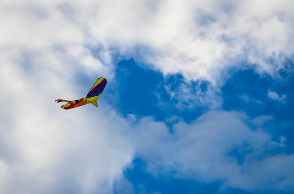 Aquilone Colorato Che Vola Nel Cielo Blu Con Nuvole — Foto Stock