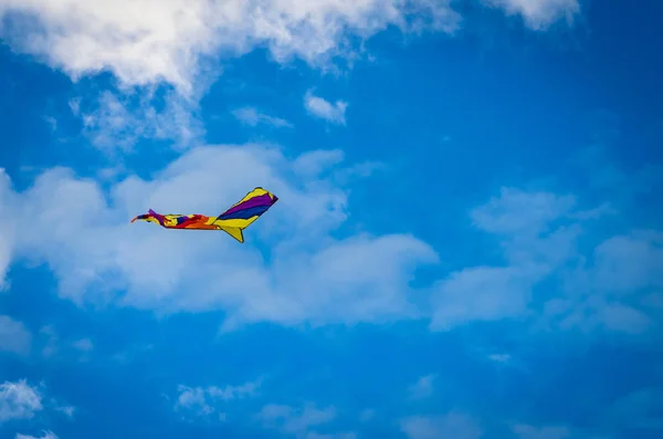 Färgglada Drakflygning Den Blå Himlen Med Moln — Stockfoto