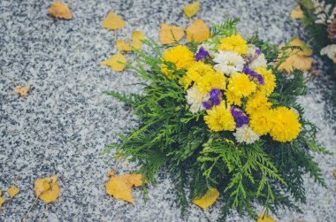 Tüm Azizler günü için çiçek dekorasyon Mezarlığı