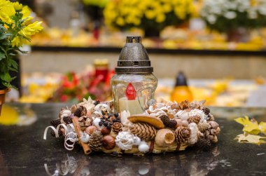 mum dekorasyonda mezarlıkta mezar üzerinde tüm azizler günü, sonbahar