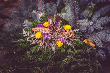 Sonbahar zaman içinde tüm azizler günü mezarlıkta kuru renkli çiçekler üzerinden dekorasyon