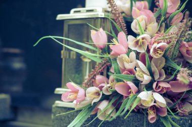 mum dekorasyon mezarlıkta tüm azizler günü Sonbahar zaman tek renkli yazma