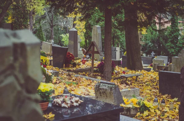 Tumbas Decoradas Cementerio Durante Día Todos Los Santos Otoño —  Fotos de Stock