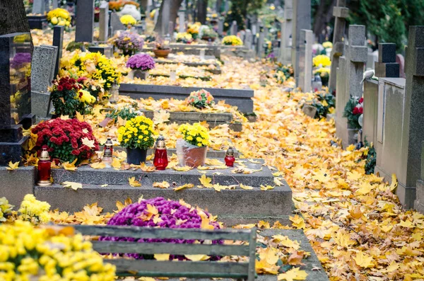 Tumbas Decoradas Cementerio Durante Día Todos Los Santos Otoño — Foto de Stock