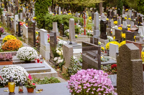 Tumbas Decoradas Cementerio Durante Día Todos Los Santos Otoño — Foto de Stock