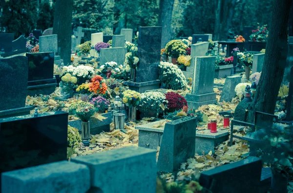 Tumbas Decoradas Cementerio Durante Día Todos Los Santos Otoño —  Fotos de Stock