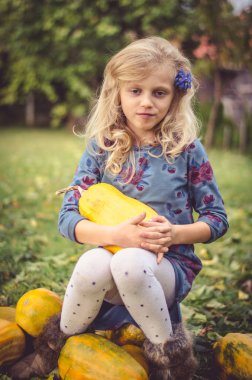 güzel sarışın kız bahçede portakal sonbahar kabaklar arkasına saklanmış