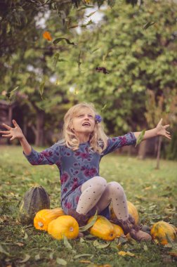 mutlu güzel çocuk atma içinde bahçe yaprak
