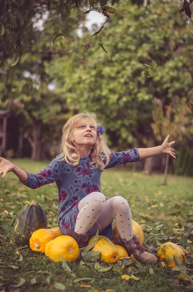 Glücklich Schönes Kind Wirft Blätter Herbstlichen Garten — Stockfoto