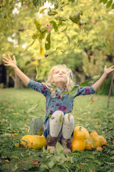 Criança Bonita Feliz Jogando Folhas Jardim Outono — Fotografia de Stock