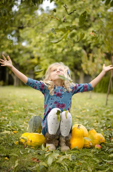 Счастливый Красивый Ребенок Бросающий Листья Осенний Сад — стоковое фото