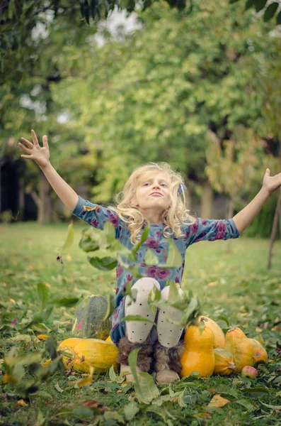 Щаслива Красива Дитина Кидає Листя Осінній Сад — стокове фото
