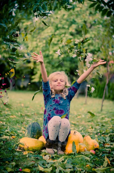 Criança Bonita Feliz Levantando Mãos Jardim Outono — Fotografia de Stock