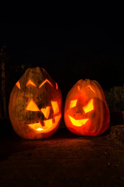 Gece Iki Turuncu Halloween Kabaklar — Stok fotoğraf