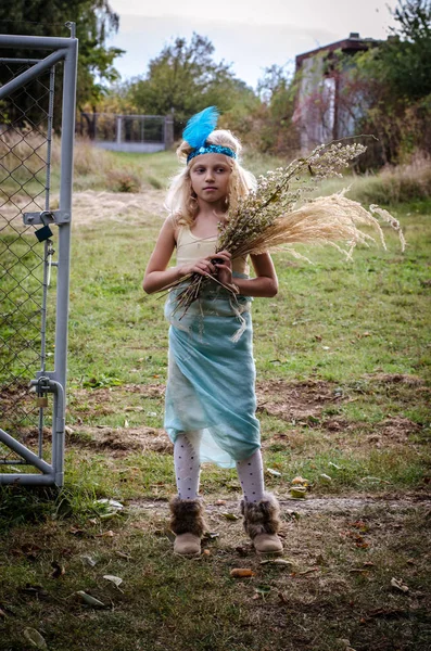 Child Strange Dress Flowers Hand — Stock Photo, Image